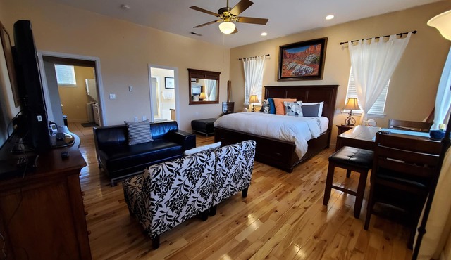 Gorgeous private suite in ranch home with full kitchen/laundry and Jacuzzi tub!
