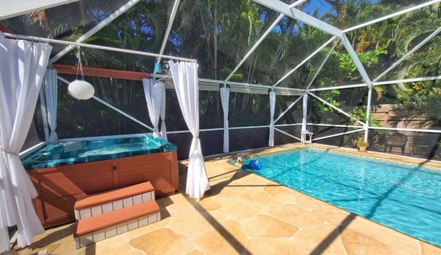😎 Gorgeous & PRIVATE 2-BedroomTropical🌴Suite ~ HEATED Pool & Hot Tub 🏊‍♀️ !!!