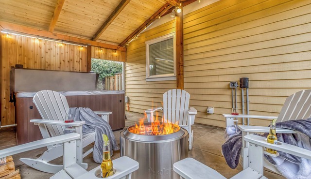 Gorgeous Quality Home, Game Room, Hot Tub, Waldport Bridge w/Bay View