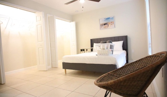 Gorgeous Queen Master Suite with Private Lavatory