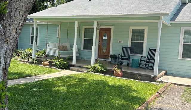 Gorgeous quiet and cozy 3 bedroom/2 bathroom home awaits you!