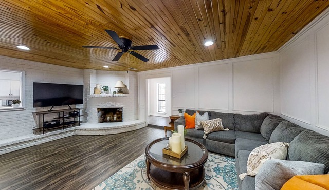 Gorgeous Ranch-Style Home on Nearly 3 Peaceful Acres - Dogs Welcome