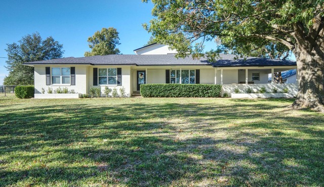 Gorgeous remodeled farmhouse 8 miles from Canton market.