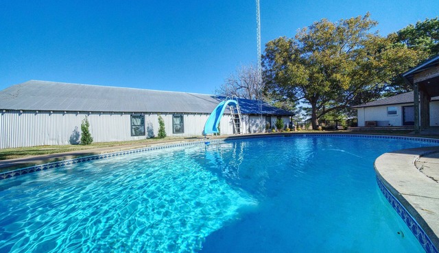 Gorgeous remodeled farmhouse 8 miles from Canton market.