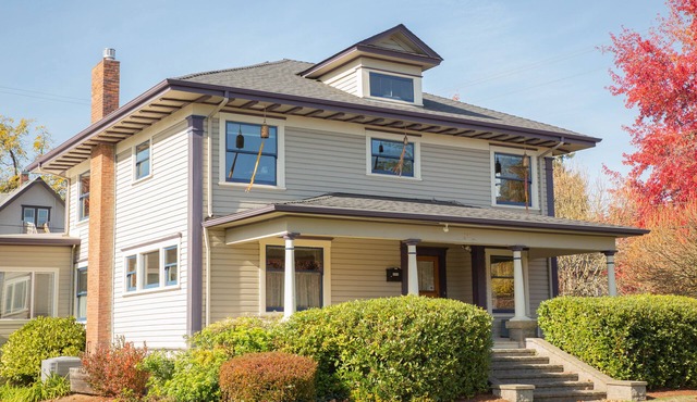Gorgeous remodeled historic home in downtown Corvallis. 7 min walk to OSU!