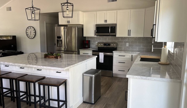 Gorgeous remodeled Lakehouse - walk across street to lake!