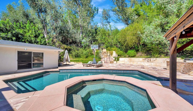 Gorgeous Renov. House W/Pool, Spa & Basketball!