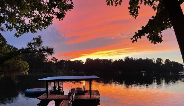 Gorgeous renovated Lakefront retreat! South end, two docks!