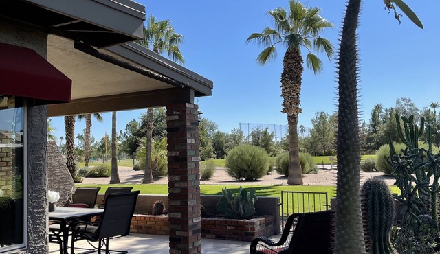 Gorgeous renovated town-home on the 16th hole tee box in Cottonwood, Sun Lakes