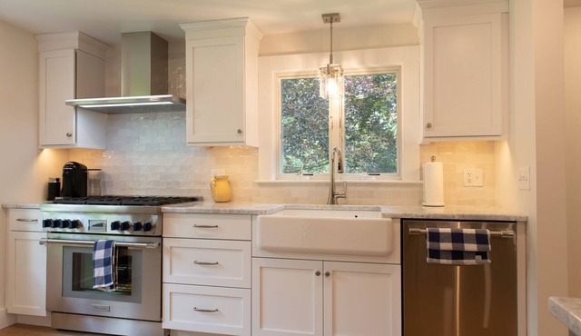 Gorgeous, renovated home with gourmet kitchen, minutes to Jamestown & Newport