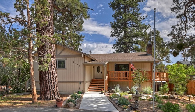 Gorgeous rental, new listing !!! Sleeps up to10, great location, GAME ROOM, FUN!