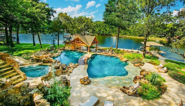 Gorgeous Resort-style Retreat on Cedar Creek Lake