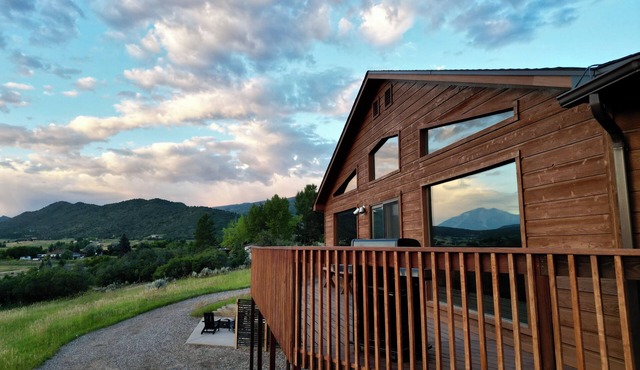 Gorgeous Retreat with Mountain Views, Open Living, Game Room, Hot Tub