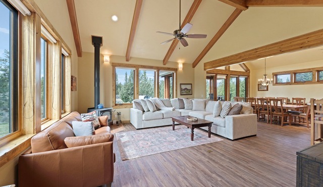 Gorgeous Retreat, Hot Tub, A/C, Views, Ponds, Ping Pong, BBQ!