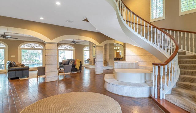 Gorgeous Retreat w/private Pickleball court! Only 3 min from Sandalwood Manor