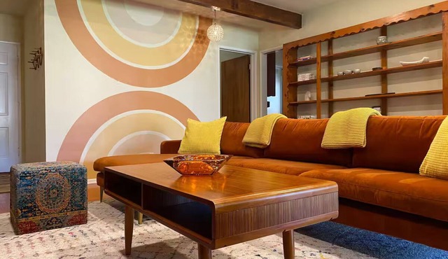 Gorgeous Retro Home w/private yard in Los Angeles