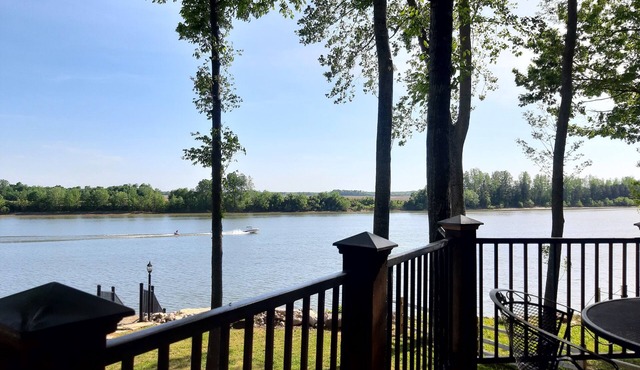Gorgeous River Cabin King Beds Hot Tub Kayaks Fire Pit.