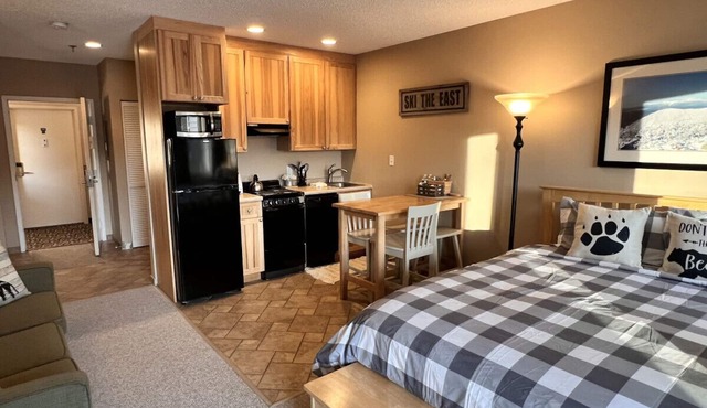 Gorgeous River & Mtn Views , 4.95 Star Studio, Pool & Hot Tub
