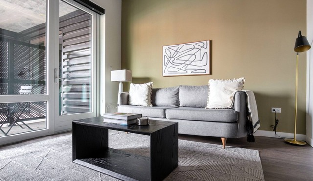 Gorgeous River North 1BR, nr L Stop, Riverwalk & Loop, by Blueground