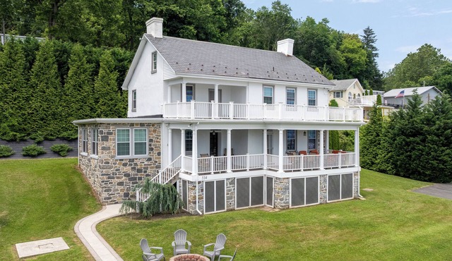 Gorgeous River View Lakehouse with Hot Tub