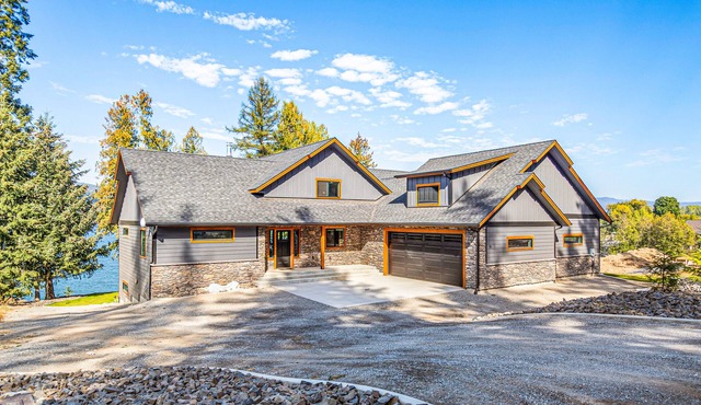 Gorgeous riverfront home with fireplace, fast WiFi, central AC, & washer/dryer