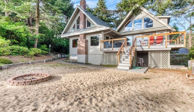 Gorgeous riverfront house with entertainment - near Bay Street and the beach