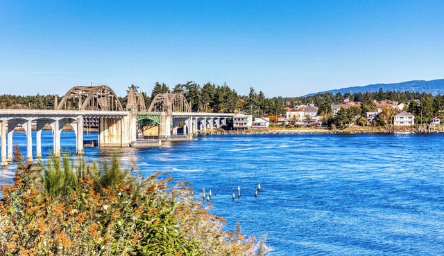 Gorgeous riverfront rental with excellent views & large private deck