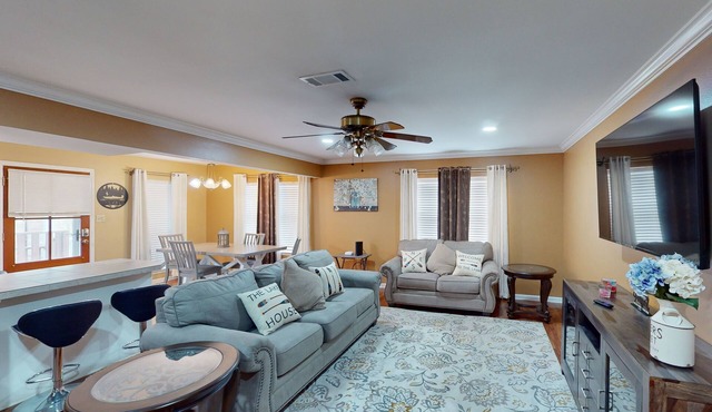 Gorgeous riverfront townhouse with balcony, boat dock & private W/D