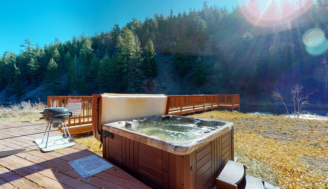Gorgeous riverfront home with private hot tub/deck/free WiFi/full kitchen