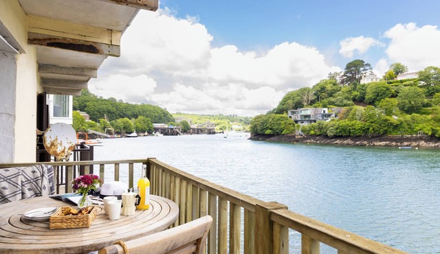 Gorgeous riverside apartment with balcony in Fowey