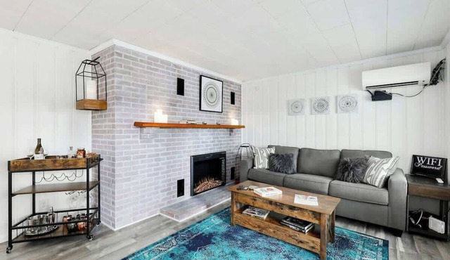 Gorgeous Riverside House- 2 Bedroom