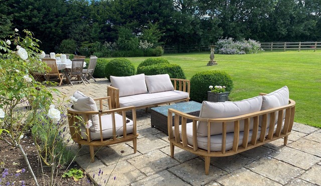 Gorgeous romantic cottage with hot tub tennis court. Beautiful walks