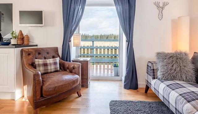 Gorgeous, romantic countryside bothy in courtyard with hot tub