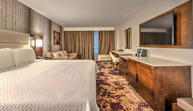Gorgeous Room w/ Modern Design & Private Balcony