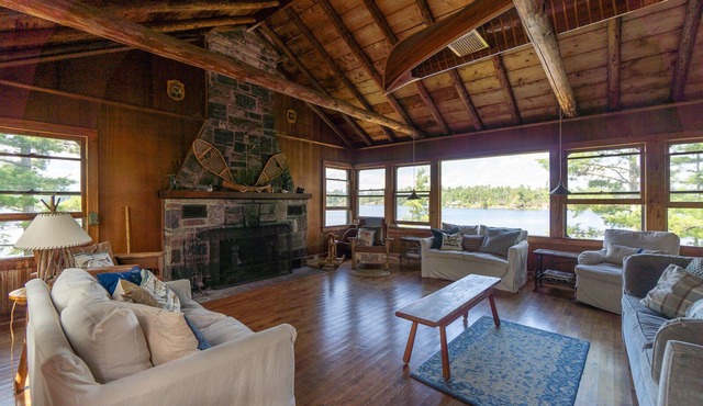 Gorgeous Rustic 5-bedroom cottage in North Kawartha with WiFi