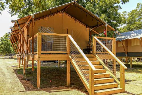 Gorgeous Safari Tent with Barbecue and Fire Pit in Staples, Texas