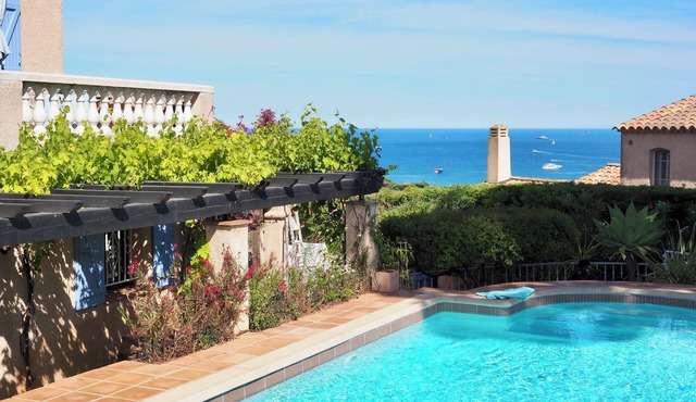 Gorgeous sea view, heated pool, jacuzzi, sauna, close to the beach.