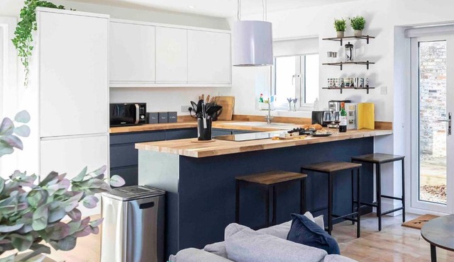 Gorgeous SeaHaze sleeps 8 new forest +bikes/chef