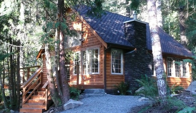 Gorgeous secluded cabin 2 miles from Mt. Rainier National Park. Private hot tub overlooking Copper Creek. No other buildings in sight! Pet friendly. Children welcome. Two bedrooms, full kitchen, big deck with creek views.