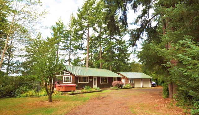Gorgeous, Secluded Home at Lake Woahink