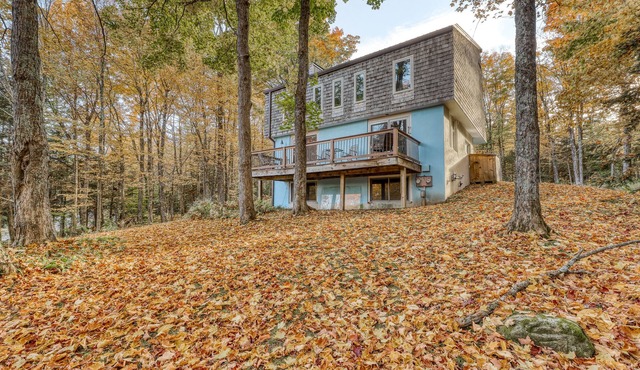 Gorgeous, secluded home with private deck & WiFi