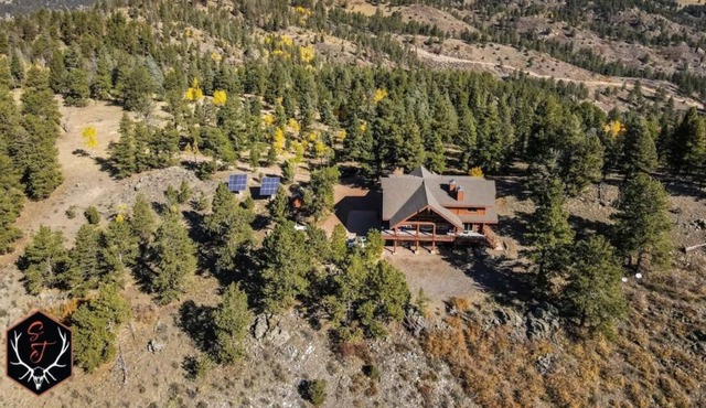 Gorgeous, secluded, peaceful, spacious Chalet