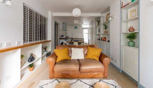 Gorgeous Self-contained Studio With Kitchen