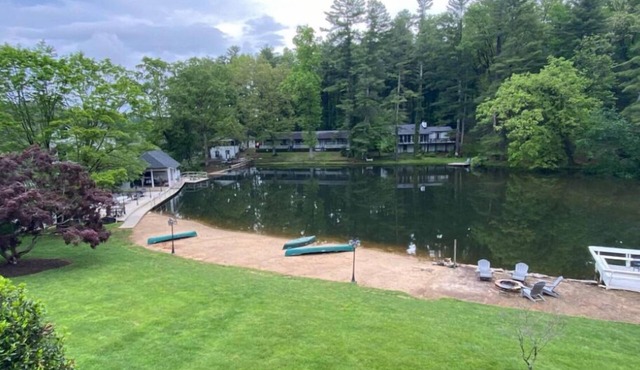 Gorgeous serene lake and beach front hide away