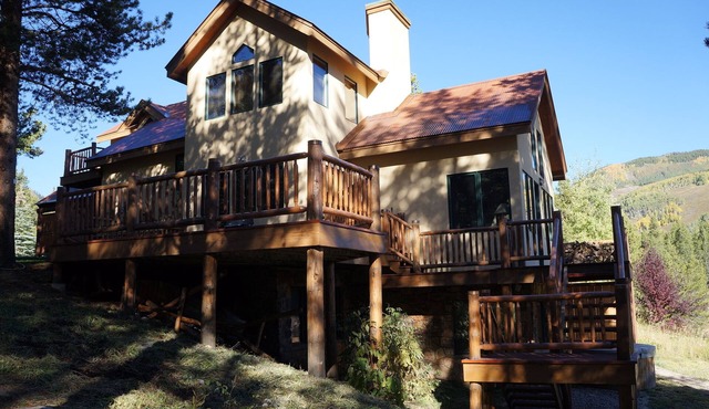 Gorgeous setting! Hot Tub, Close to town with private Lake