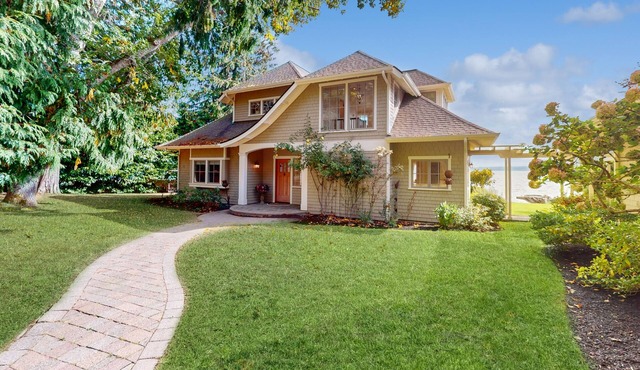 Gorgeous soundfront retreat with private rock beach, Seattle & Mt. Rainier views