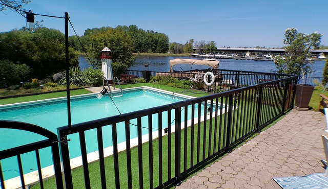 Gorgeous Spa Waterfront Cottage with Swimming Pool, Sauna, HotTub, Massage Chair