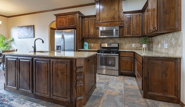 Gorgeous, Spacious 4 Bedroom 🏡 Minutes from Airport and Downtown ✈️