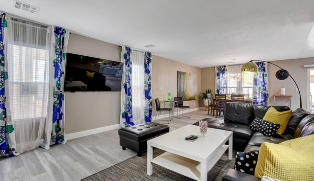 Gorgeous spacious home 12 minutes to Strip/airport
