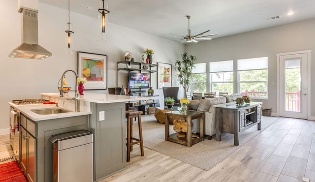 GORGEOUS & SPACIOUS LUXURY DOWNTOWN FORT WORTH TOWNHOME, CLOSE TO EVERYTHING!